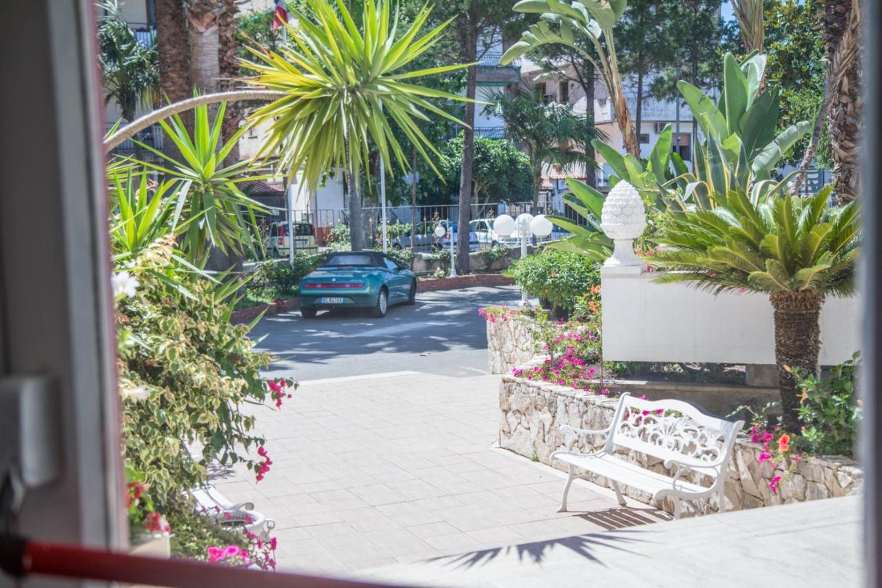 Assinos Palace Hotel Giardini Naxos Ngoại thất bức ảnh